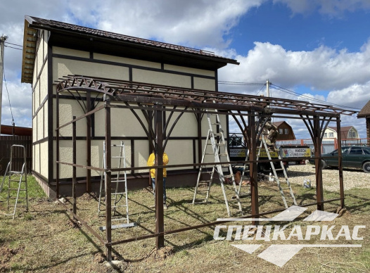 Навес из поликарбоната к дому для автомобиля с закрытыми стенками №35 - фото 1309